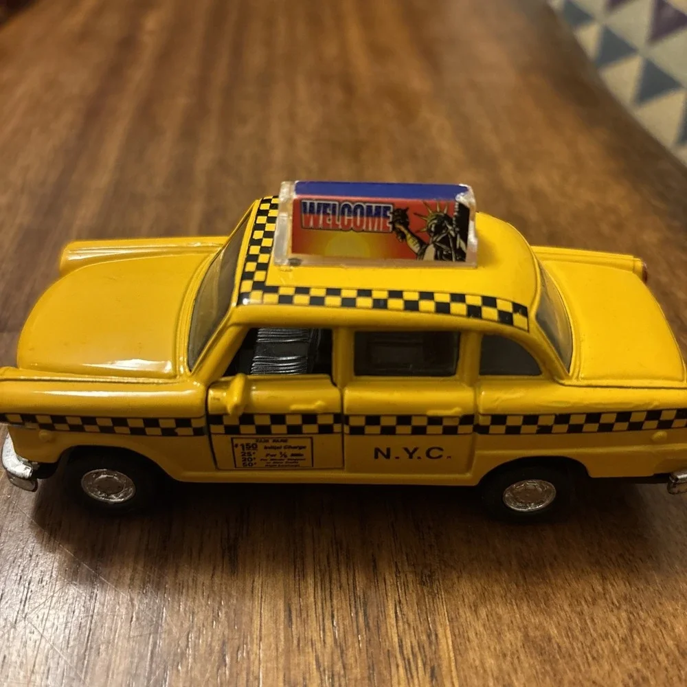 New York City Pull Back Diecast Checkered NYC Taxi Cab Car + Opening Doors